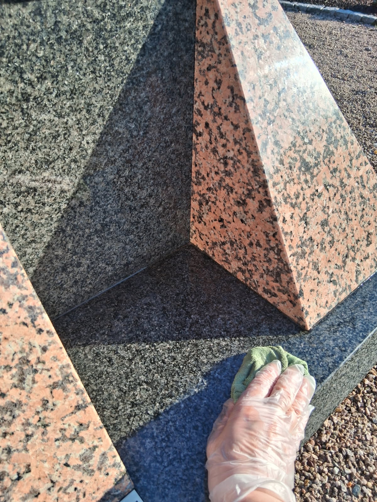 Nettoyage de pierre tombale